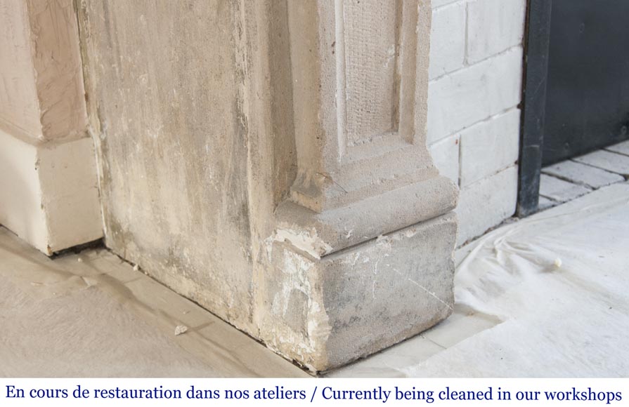 Cheminée ancienne de style Louis XVI, en pierre, à décor feuillagé-5