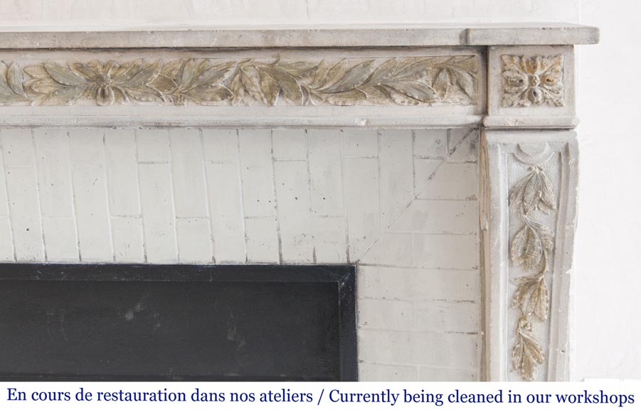 Cheminée ancienne de style Louis XVI, en pierre, à décor feuillagé-7