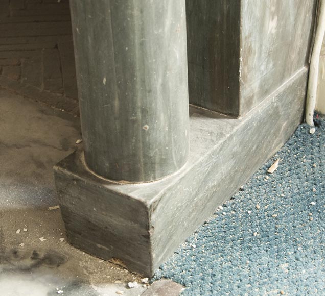 Cheminée ancienne de style Empire en marbre bleu Turquin aux colonnes détachées-6