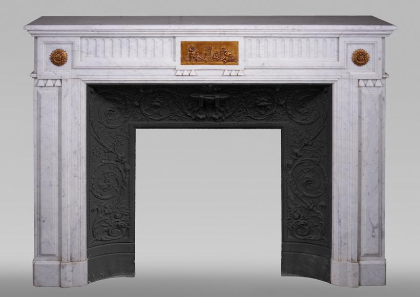 Cheminée ancienne de style Napoléon III en marbre de Carrare et ornementations de bronze doré-0