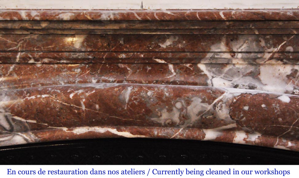 Cheminée ancienne de style Louis XIV à acrotère en marbre Rouge du nord