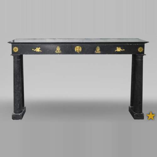 Cheminée Empire, en marbre noir, à ornements de bronze et colonnes détachées