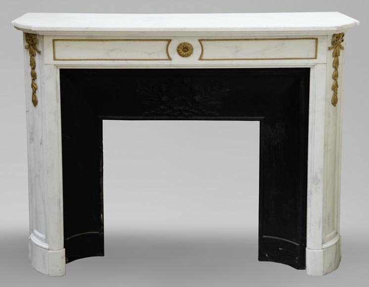 Cheminée ancienne de style Louis XVI, en marbre de Carrare et ornements de bronze doré-0