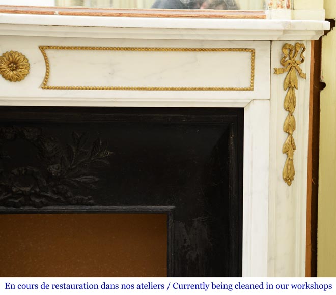 Cheminée ancienne de style Louis XVI, en marbre de Carrare et ornements de bronze doré-6