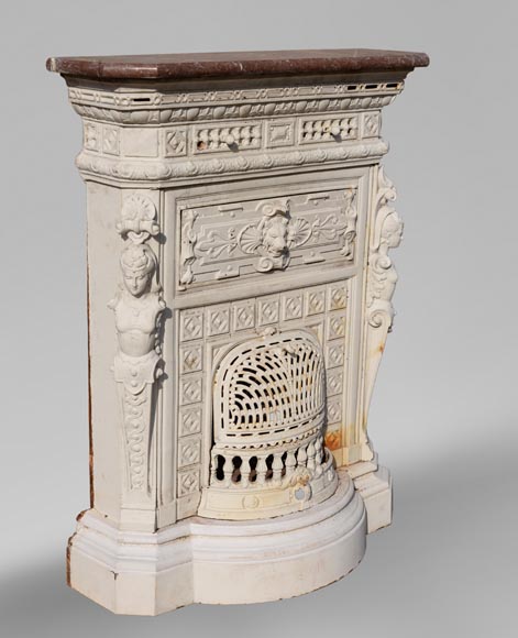 Poêle ancien de style Napoléon III, en fonte, à décor de cariatides-2