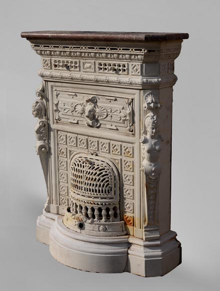Poêle ancien de style Napoléon III, en fonte, à décor de cariatides-5