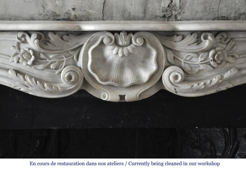 Cheminée ancienne de style Louis XV, en marbre de Carrare, ornée d'une belle coquille-1
