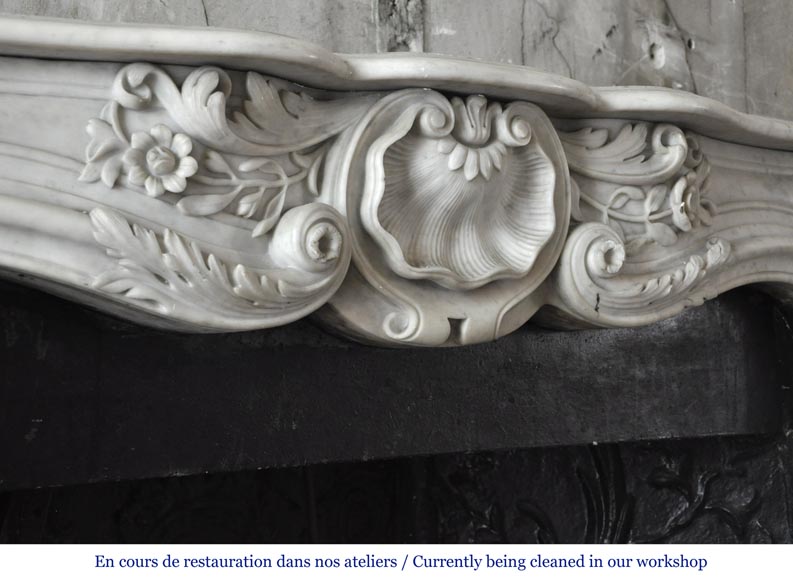 Cheminée ancienne de style Louis XV, en marbre de Carrare, ornée d'une belle coquille-2