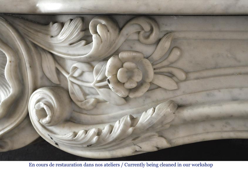 Cheminée ancienne de style Louis XV, en marbre de Carrare, ornée d'une belle coquille-4