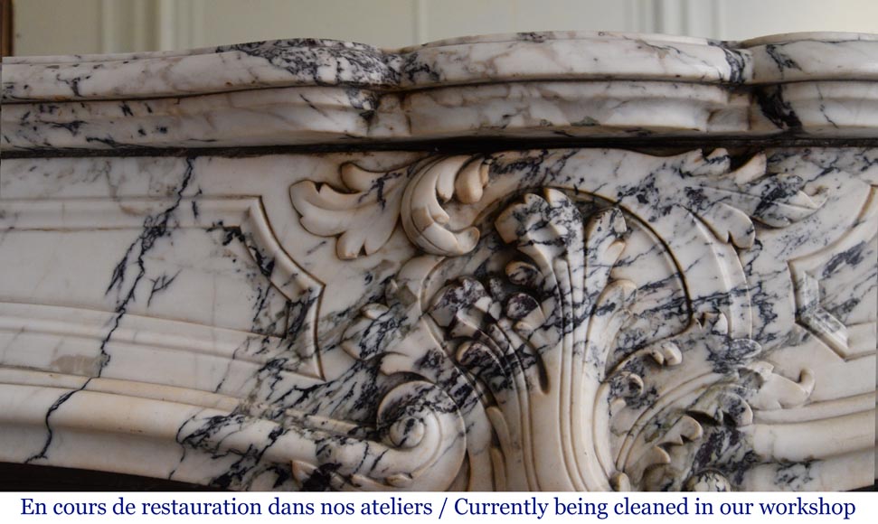 Belle Cheminée de style Louis XV à feuillette en marbre Saravenza-2
