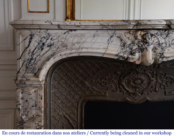 Belle Cheminée de style Louis XV à feuillette en marbre Saravenza-4