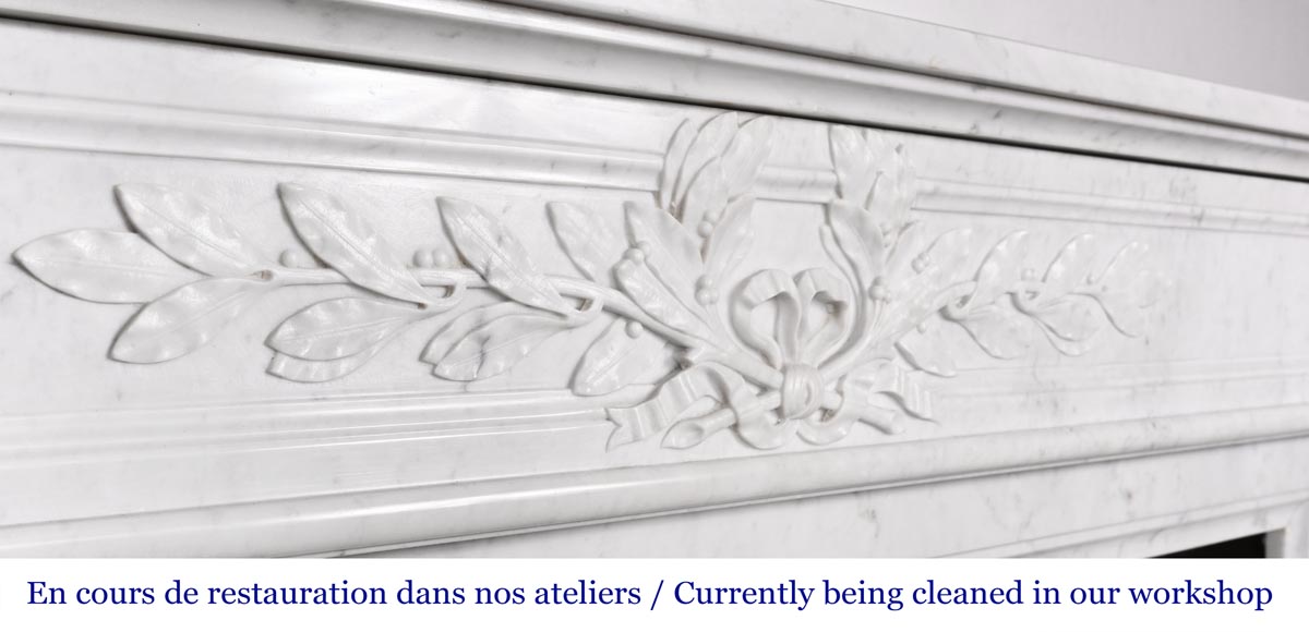 Cheminée de style Louis XVI en marbre de Carrare, à demi colonne et couronne de laurier-2