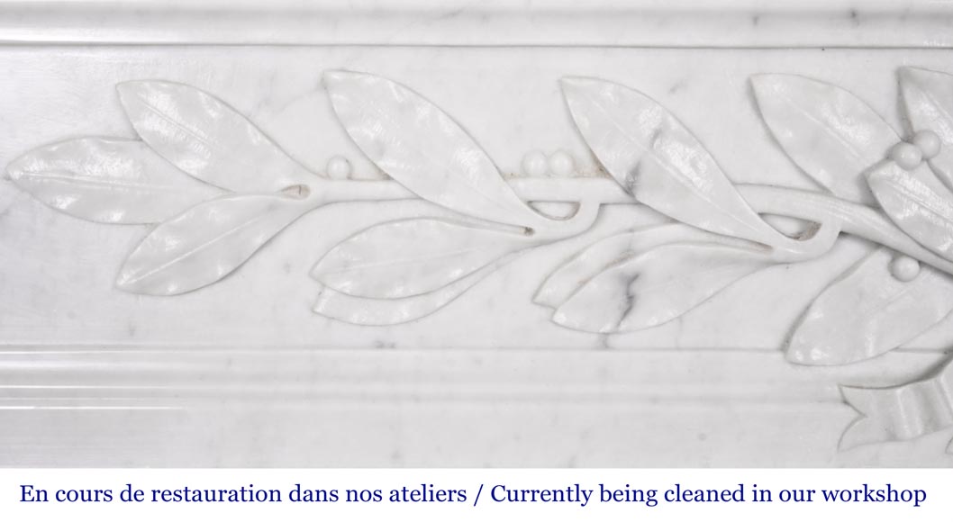 Cheminée de style Louis XVI en marbre de Carrare, à demi colonne et couronne de laurier-4