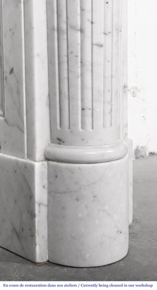 Cheminée de style Louis XVI en marbre de Carrare, à demi colonne et couronne de laurier-8