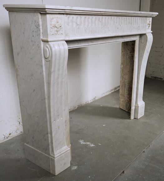 Cheminée de style Louis XVI à rudentures sculptée en marbre de Carrare-2