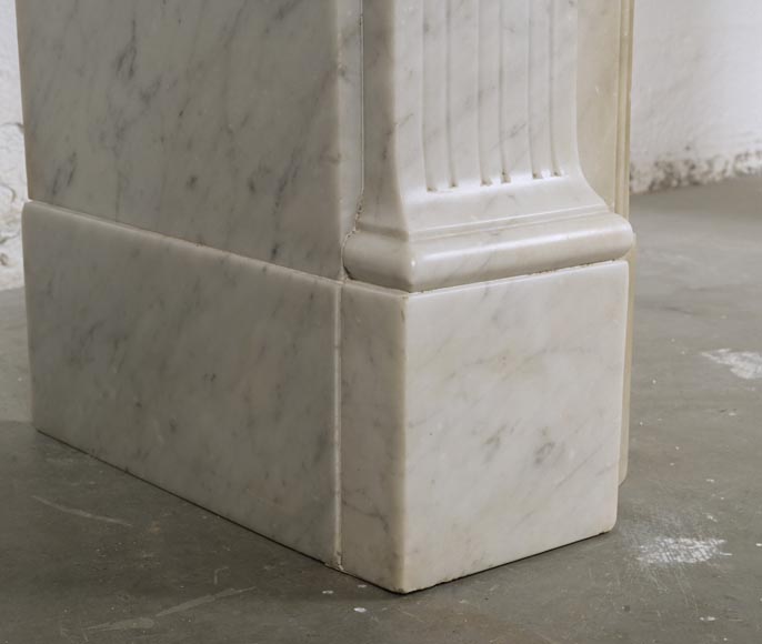 Cheminée de style Louis XVI à rudentures sculptée en marbre de Carrare-5