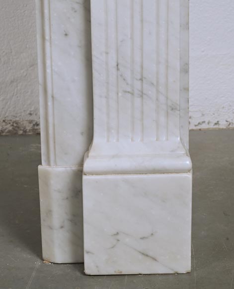 Cheminée de style Louis XVI à rudentures sculptée en marbre de Carrare-9