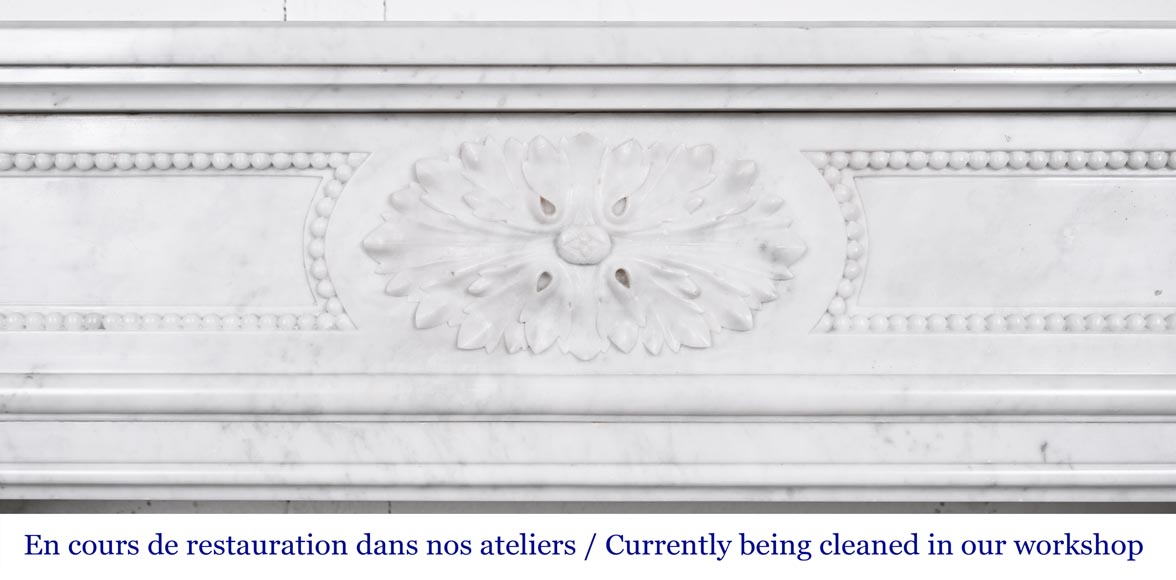 Cheminée de style Louis XVI en marbre de Carrare à coins arrondis-1