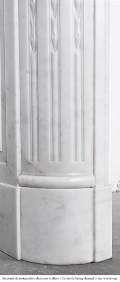 Cheminée de style Louis XVI en marbre de Carrare à coins arrondis-6