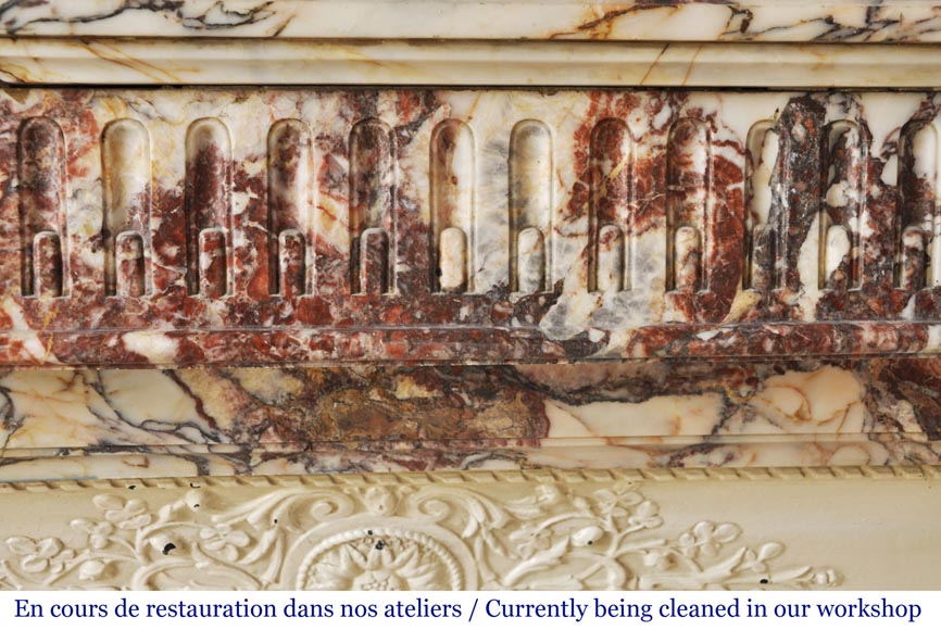 Cheminée Ancienne De Style Louis XVI à Cannelures En Marbre Rouge Du Nord