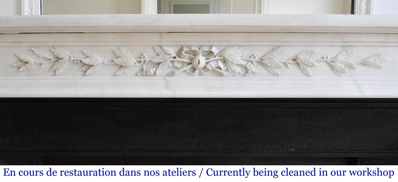 Cheminée ancienne de style Louis XVI, en marbre demi statuaire, à décor de branches de laurier-1
