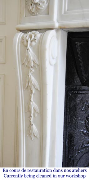 Cheminée ancienne de style Louis XVI, en marbre demi statuaire, à décor de branches de laurier-3