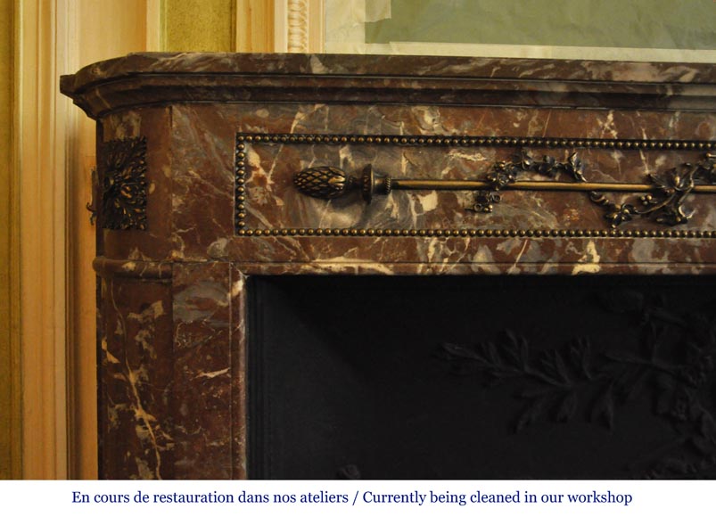 Cheminée ancienne de style Louis XVI à coins arrondis en marbre Rouge du Nord et ornements de bronze doré-4