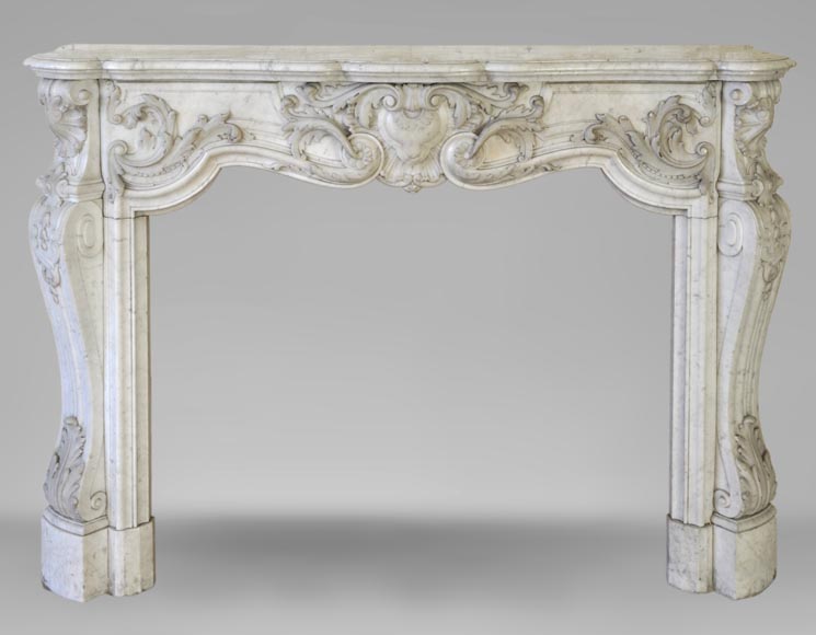 Exceptionnelle cheminée ancienne de style Louis XV opulent, très sculptée, en marbre blanc de Carrare -0