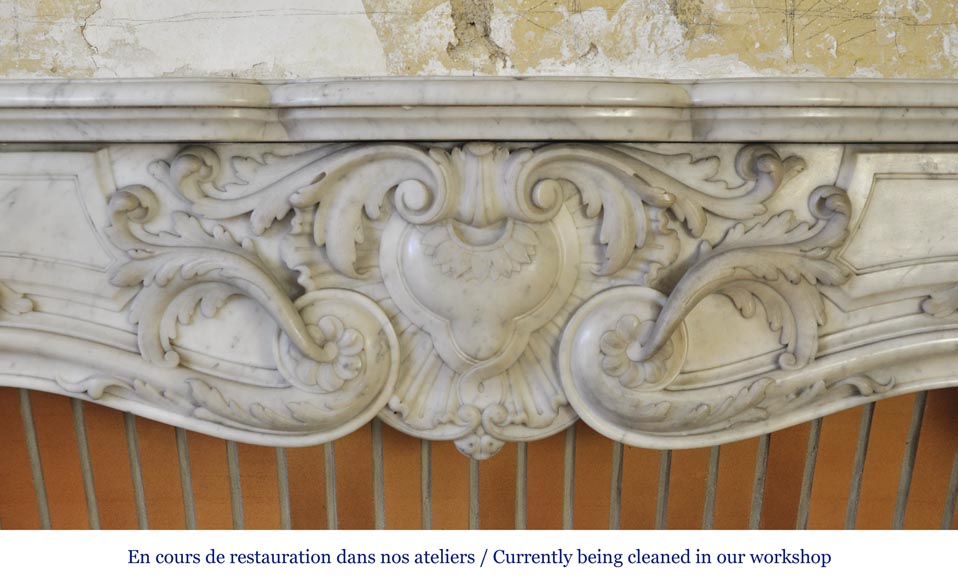 Exceptionnelle cheminée ancienne de style Louis XV opulent, très sculptée, en marbre blanc de Carrare -1