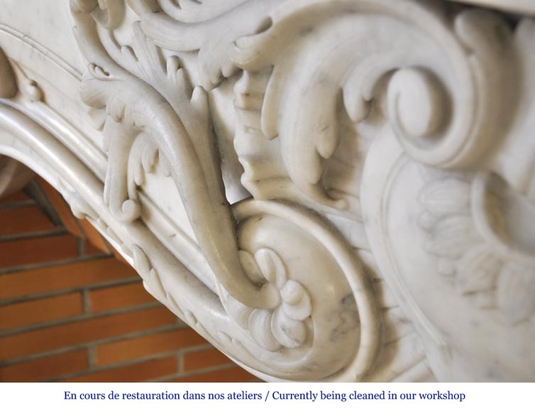 Exceptionnelle cheminée ancienne de style Louis XV opulent, très sculptée, en marbre blanc de Carrare -4