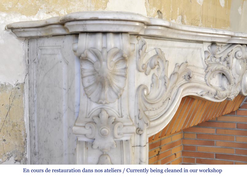 Exceptionnelle cheminée ancienne de style Louis XV opulent, très sculptée, en marbre blanc de Carrare -6
