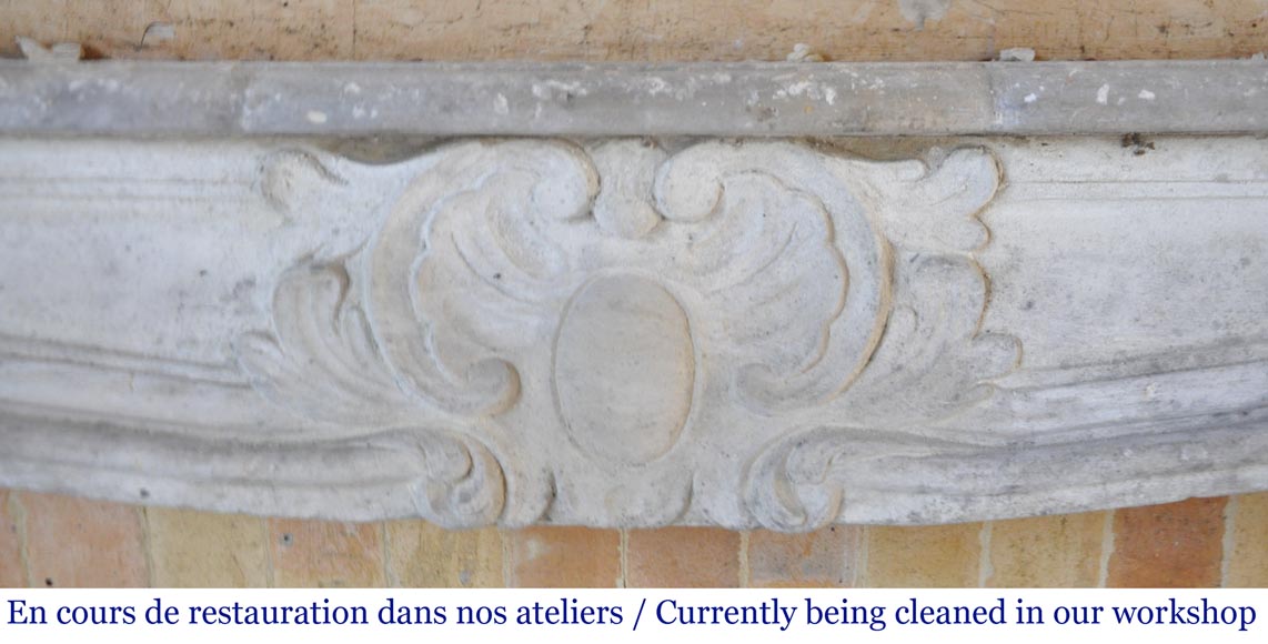 Cheminée d'époque Louis XV en pierre sculptée d'une coquille finement sculptée.-1