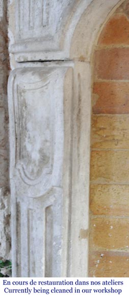Cheminée d'époque Louis XV en pierre sculptée d'une coquille finement sculptée.-5