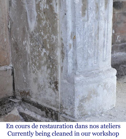 Cheminée d'époque Louis XV en pierre sculptée d'une coquille finement sculptée.-6