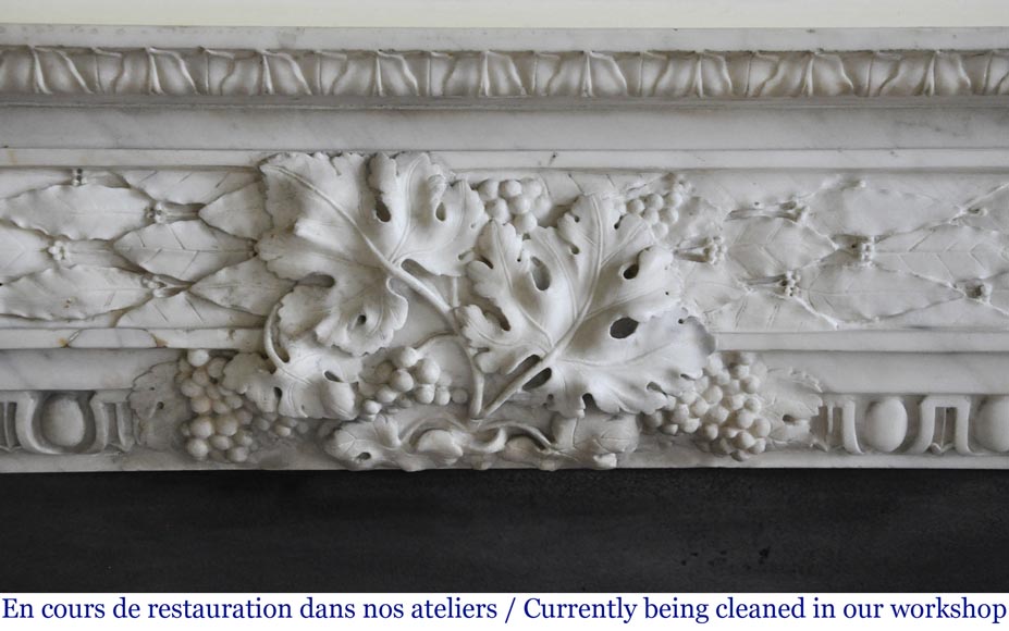 Cheminée d'époque Louis XVI en marbre de Carrare à décor de feuilles de vignes et grappes de raisins-1