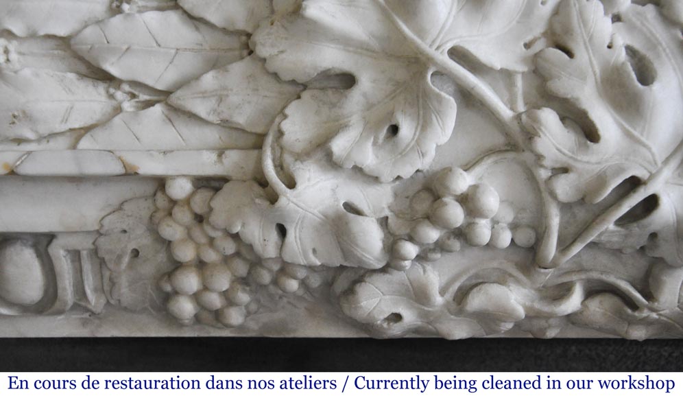 Cheminée d'époque Louis XVI en marbre de Carrare à décor de feuilles de vignes et grappes de raisins-3