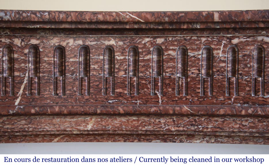 Cheminée ancienne de style Louis XVI à coins arrondis en marbre Griotte des Pyrénées-1