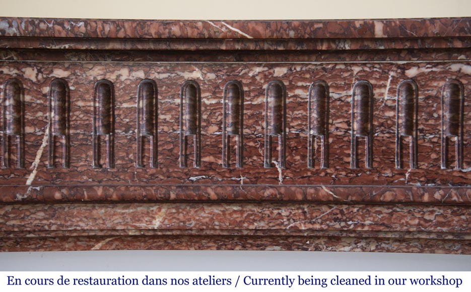 Cheminée ancienne de style Louis XVI à coins arrondis en marbre Griotte des Pyrénées-1