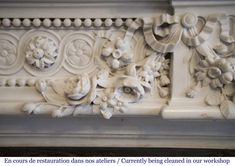 Exceptionnelle cheminée ancienne en marbre Blanc P de Carrare de style Louis XVI ornée de perles et de guirlandes de fleurs-4