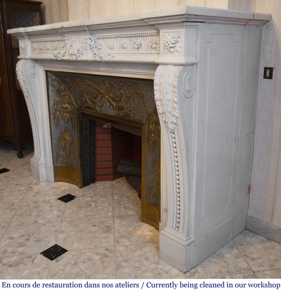 Exceptionnelle cheminée ancienne en marbre Blanc P de Carrare de style Louis XVI ornée de perles et de guirlandes de fleurs-10