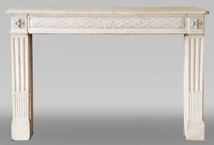 Cheminée ancienne d'époque Louis XVI en marbre statuaire-0
