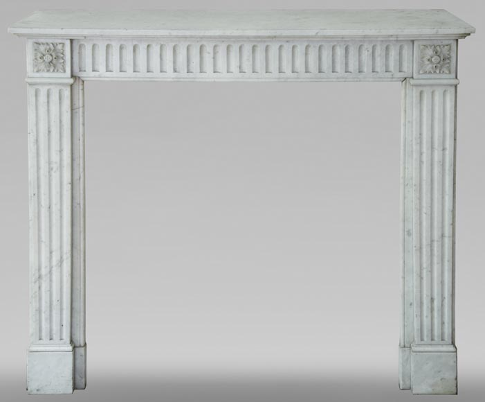 Cheminée ancienne de style Louis XVI à rudenture en marbre de Carrare-0