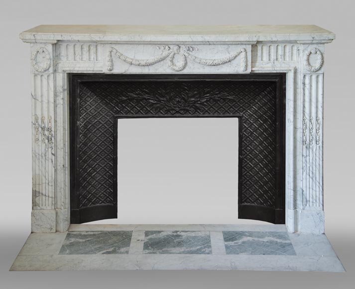 Cheminée ancienne de style Louis XVI en marbre Arabescato à décor de guirlandes de laurier-0