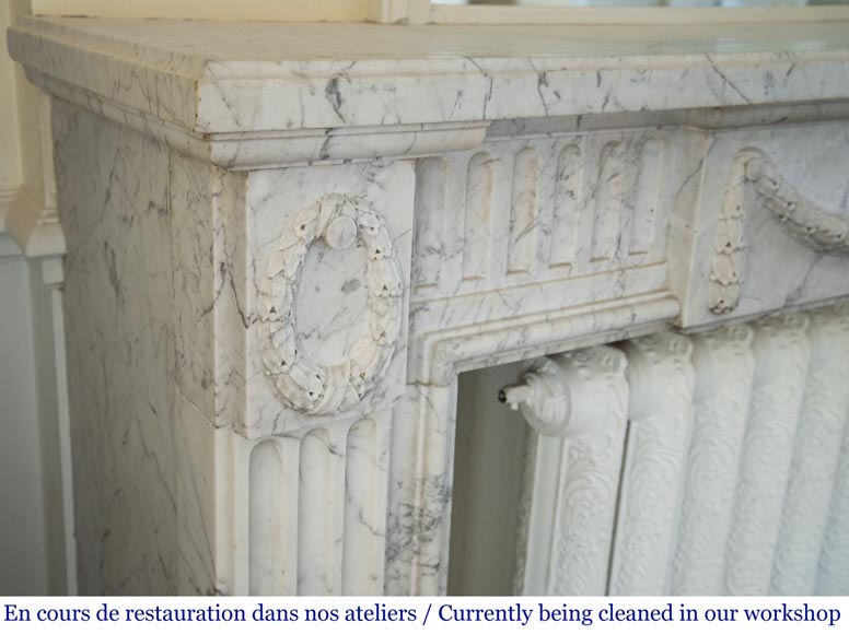 Cheminée ancienne de style Louis XVI en marbre Arabescato à décor de guirlandes de laurier-3