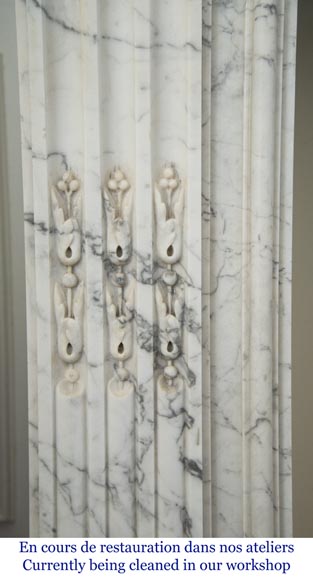 Cheminée ancienne de style Louis XVI en marbre Arabescato à décor de guirlandes de laurier-4