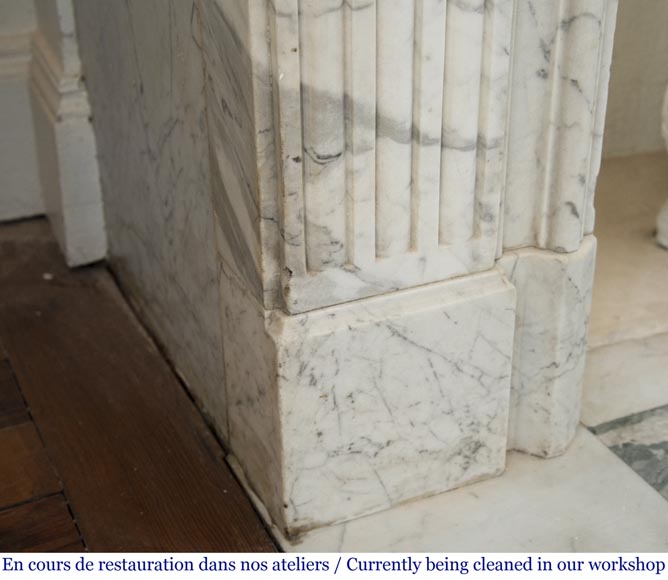 Cheminée ancienne de style Louis XVI en marbre Arabescato à décor de guirlandes de laurier-5