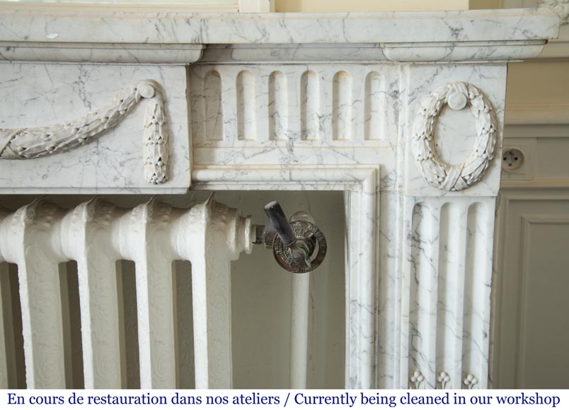 Cheminée ancienne de style Louis XVI en marbre Arabescato à décor de guirlandes de laurier-7