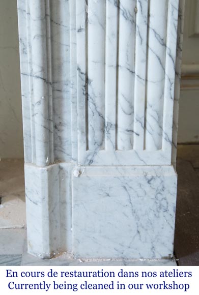 Cheminée ancienne de style Louis XVI en marbre Arabescato à décor de guirlandes de laurier-8