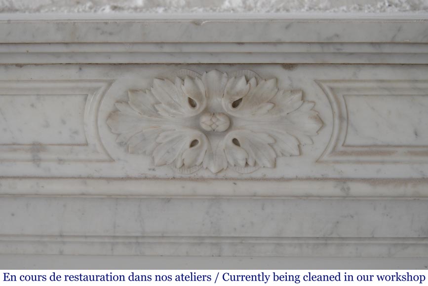 Cheminée ancienne de style Louis XVI à décor de feuille d'acanthe en marbre de Carrare -1