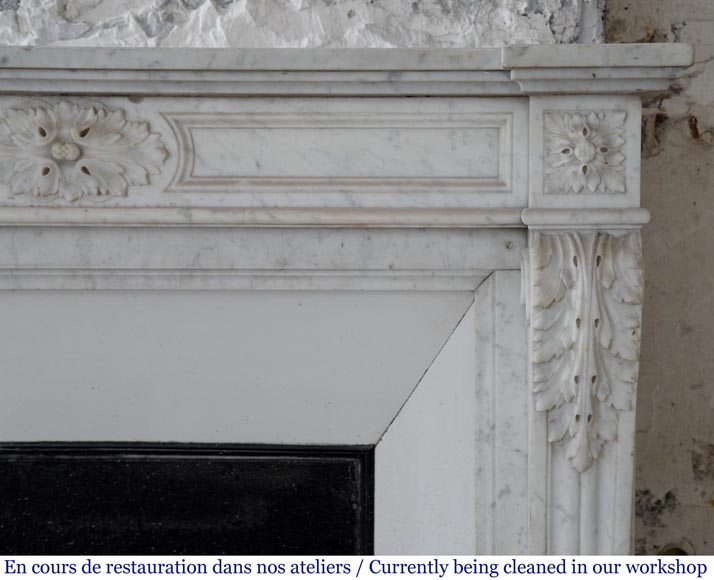 Cheminée ancienne de style Louis XVI à décor de feuille d'acanthe en marbre de Carrare -5